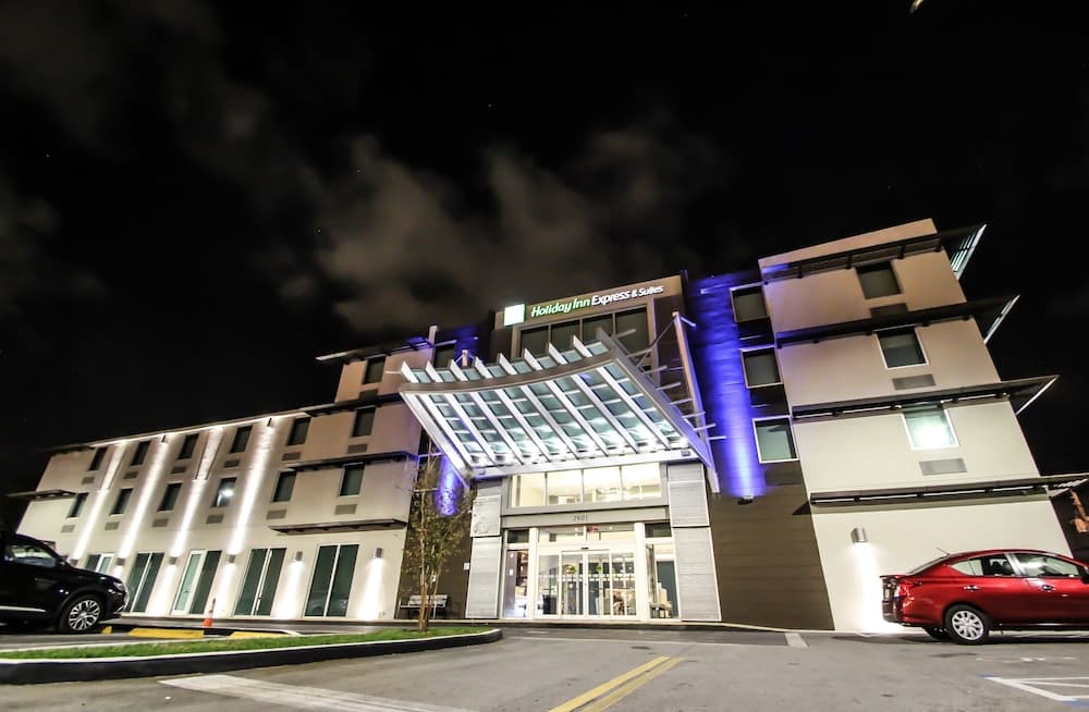 Holiday Inn Express & Suites Miami Airport East, an IHG Hotel 1
