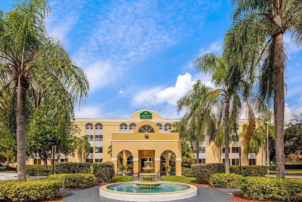 La Quinta Inn & Suites by Wyndham Miami Lakes 1