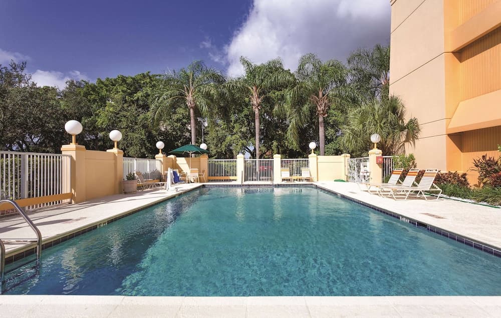 La Quinta Inn & Suites by Wyndham Miami Airport East 1